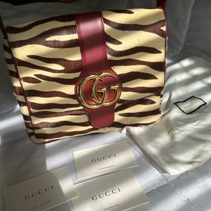 Gucci Arli tiger print shoulder bag.